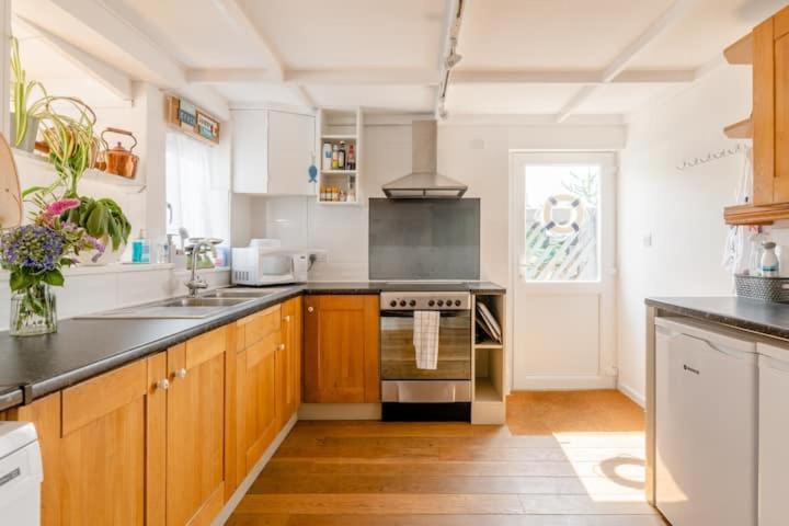 Dog Friendly Cottage 2 Mins To Beach With Hot Tub And Zappi Ev Lessingham Exterior photo
